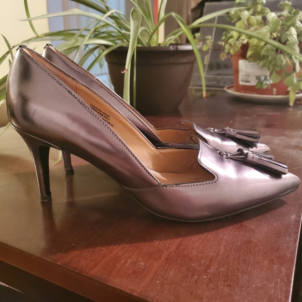 Banana Republic Pewter Tassel Pump Size 9